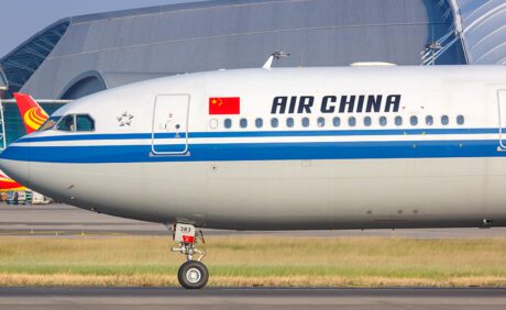 Самолет с флагом Китая стоящий в аэропорту