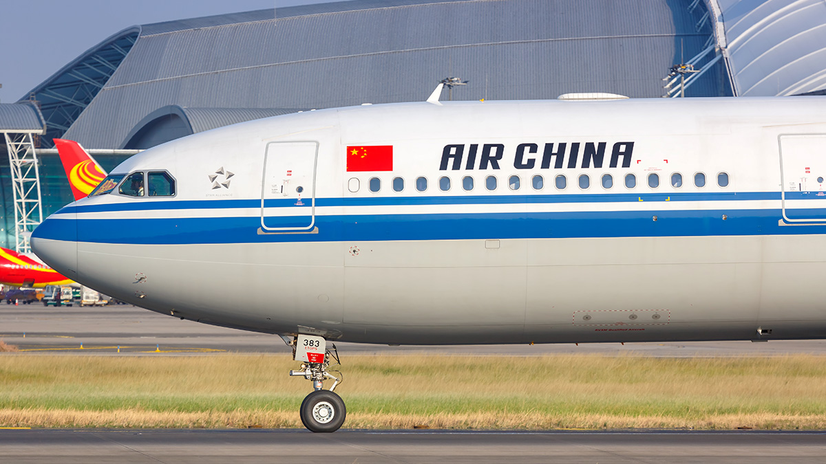 Самолет с флагом Китая стоящий в аэропорту